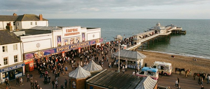 UK seaside amusement arcade on a coastal promenade — UK low-stake gaming industry market overview